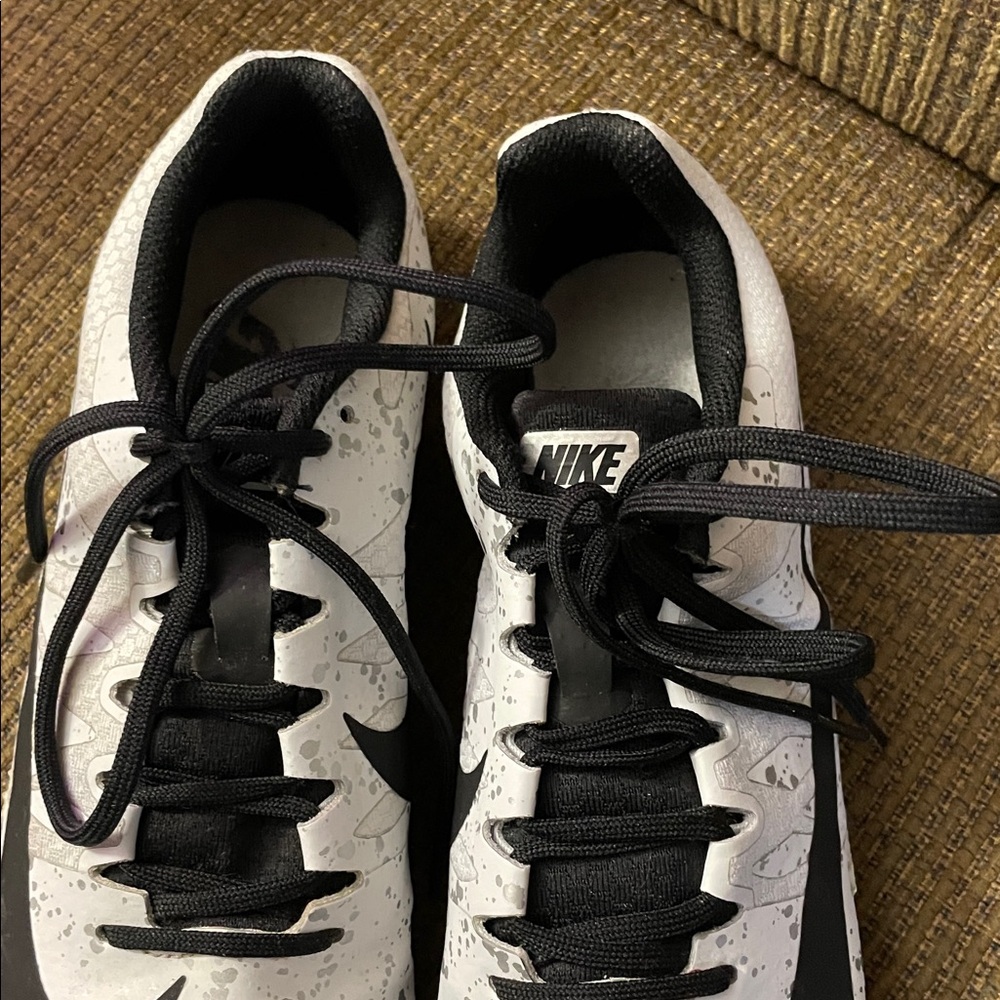 Nike Women's White And Silver Running Shoes. Good Condition. Size 8. - Picture 4 of 9